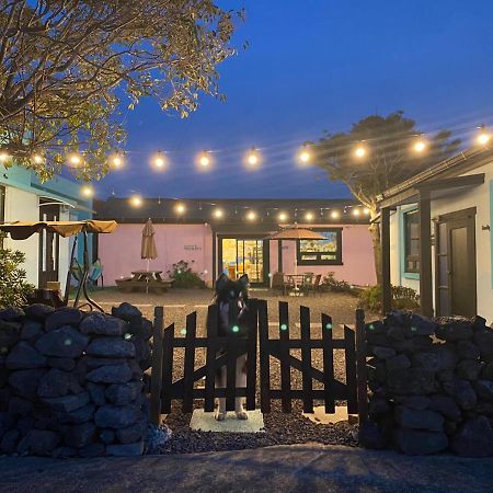 Lefthander Guesthouse Jeju Exteriör bild